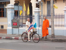 Le bonze et le vélo - Bangkok - Thaïlande